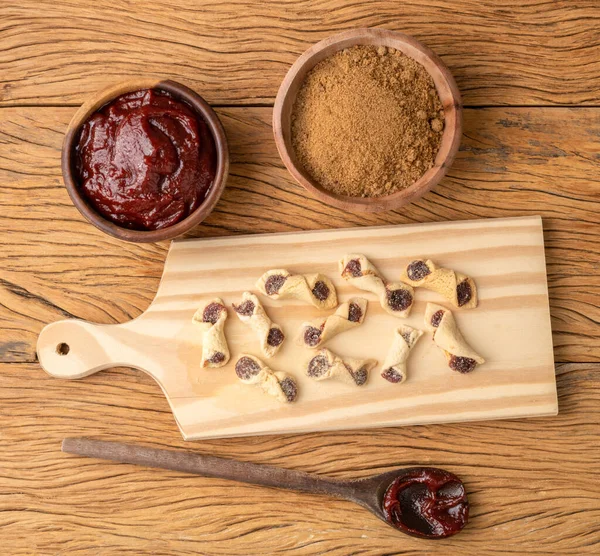 Goiabinha ya da beliscao, geleneksel Brezilya ev yapımı guava, ahşap masanın üzerinde bisküvi..