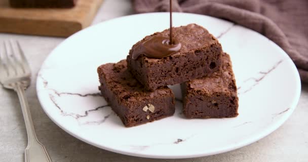 Verter Chocolate Derretido Sobre Trozos Brownie Plato Blanco — Vídeos de Stock