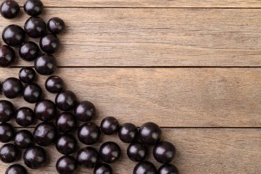 Jabuticabas üzerinde ahşap tablo kopya alanı ile.