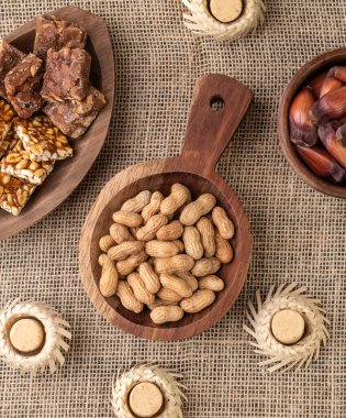 Tipik Brezilya Haziran festivali yemekleri jüt kumaştan üstündür. Festa junina.