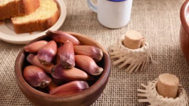 Tipik Brezilya Haziran festivali yemekleri jüt kumaştan üstündür. Festa junina.