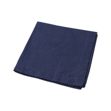 Beyaz arkaplanda izole edilmiş beyaz noktalı katlanmış mavi peçete..