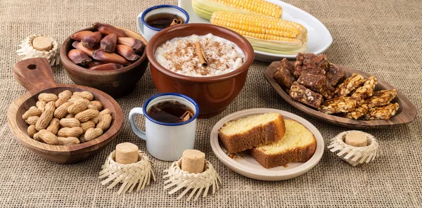 Tipik Brezilya Haziran festivali yemekleri jüt kumaştan üstündür. Festa junina.