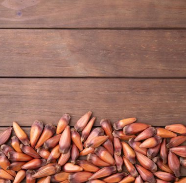 Çam ya da çam ağacı tohumları kopya alanı olan ahşap masa üzerinde.