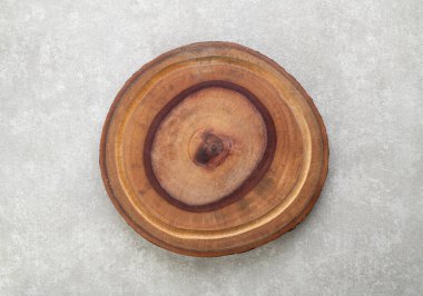 Kopya alanı ile çimento arkaplan üzerine boş rustik ahşap tahta.