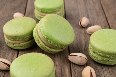 Ahşap masanın üzerinde fıstıklı kurabiyeler..