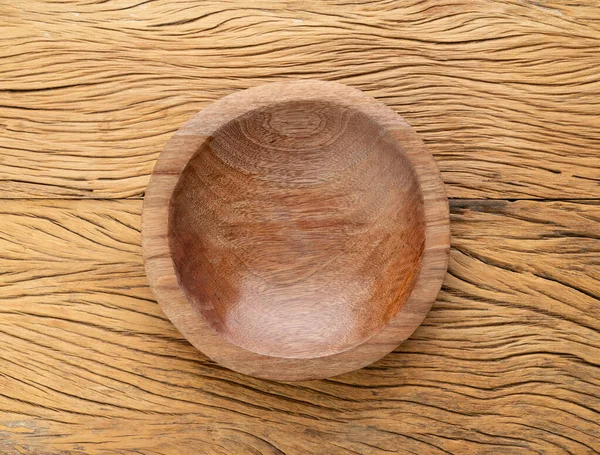 木製のテーブルの上に手作りの木製のボウル — ストック写真