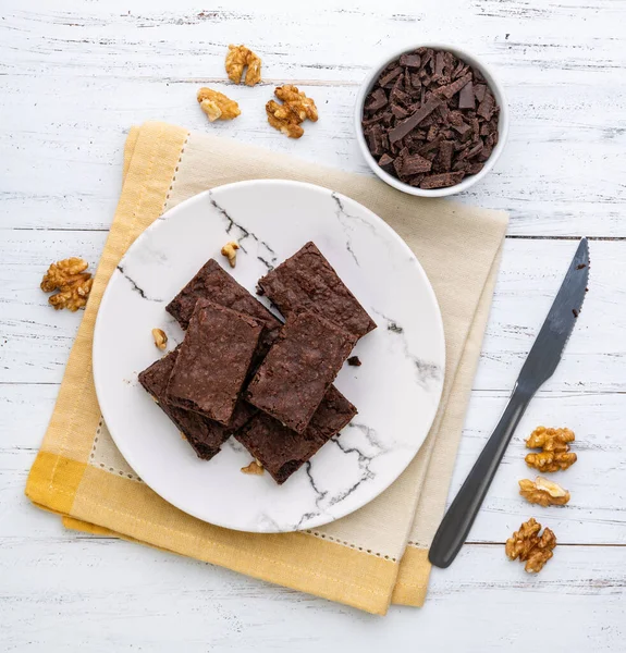 Brownies Plate Chocolate Pieces Walnuts White Wooden Table — Foto de Stock