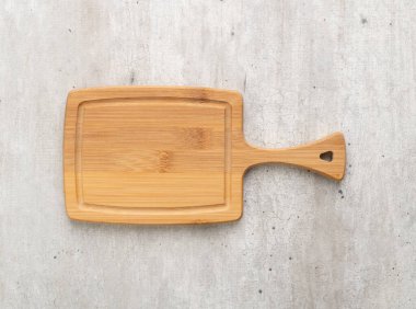 Boş tahta tahtayı kopyalama alanı olan ahşap masanın üzerine boşalt.