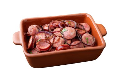 Izgara calabrese sosis bölümü ve beyaz arkaplanda soğan izole edilmiş..