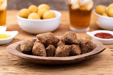 Geleneksel Arap usulü kızarmış küçük kibbe. Tipik Brezilya yemeği..