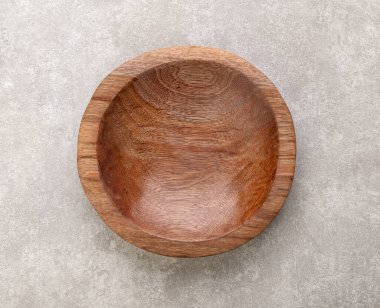 Boş ahşap kase çimento arka planda.