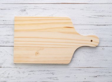 Boş tahta tahtayı kopyalama alanı olan ahşap masanın üzerine boşalt.