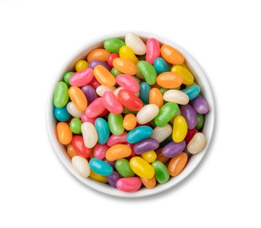 Beyaz arka planda izole edilmiş bir kasedeki renkli jelibon..