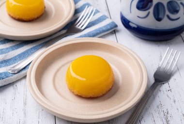 Quindim, geleneksel yumurta ve hindistan cevizi Brezilya tatlısı..