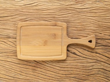 Boş tahta tahtayı kopyalama alanı olan ahşap masanın üzerine boşalt.