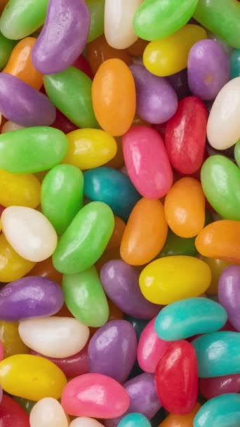 Dikey Video Renkli Jelibonların Üst Görüntüsü Şeker Arkaplanı — Stok video