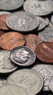 Dikey video. Çeşitli Amerikan Doları Sikkelerinin Kapanışı.