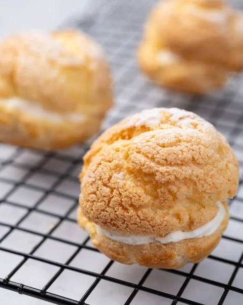 Choux Cream Vanilla Whipped Cream Stuffed Cake Metal Grid — Stock Photo, Image