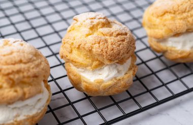 Choux kreması, vanilyalı krem şantili kek..