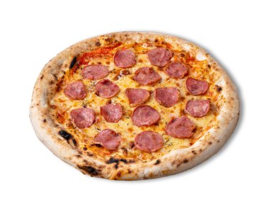 Calabrese sosis tarzı pizza beyaz arka planda izole edilmiş..