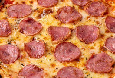 Calabrese sosis usulü pizzaya yakın çekim.