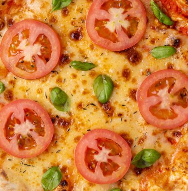 Domatesli ve fesleğenli margherita pizzası..