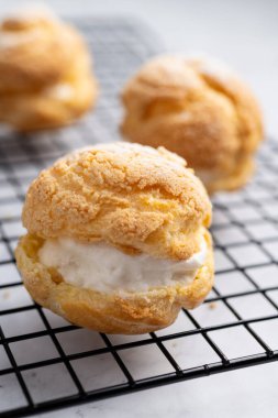 Choux kreması, vanilyalı krem şantili kek..