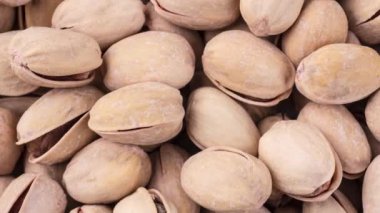 Tuzlu kavrulmuş şam fıstığının yakın çekimi..