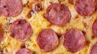 Calabrese sosis usulü pizzaya yakın çekim.