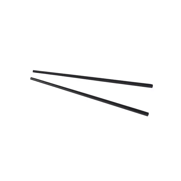 白色背景上隔离的一双黑色塑料筷子 — 图库照片