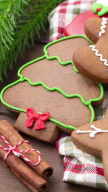 Dikey video. Geleneksel Noel kurabiyeleri ahşap masanın üzerinde..