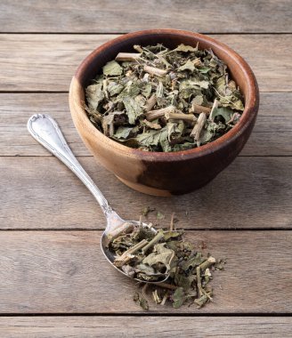 Limon merhemi ya da ahşap masanın üzerindeki bir kasede kurutulmuş çay yaprağı..