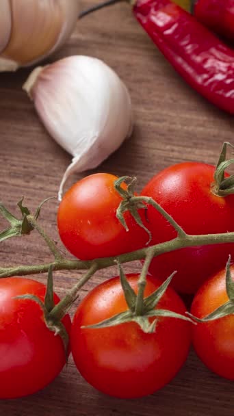 Pionowe Wideo Pomidory Czosnek Papryka Zioła Drewnianym Stole — Wideo stockowe
