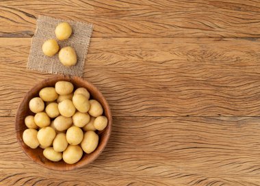 Tahta masanın üzerinde fotokopi alanı olan küçük patatesler..