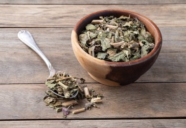 Limon merhemi ya da ahşap masanın üzerindeki bir kasede kurutulmuş çay yaprağı..