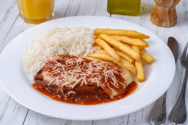 Parmegiana bifteği, pirinç ve patates kızartması. Tipik Brezilya idari yemeği..
