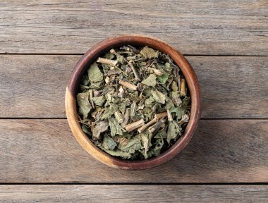 Limon merhemi ya da ahşap masanın üzerindeki bir kasede kurutulmuş çay yaprağı..