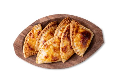 Beyaz arka planda izole edilmiş bir tabakta tipik Brezilya yemeği pişirilmiş pastel..