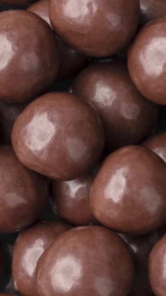 Vídeo Vertical Primer Plano Bolas Chocolate Malteado Fondo Caramelo — Vídeos de Stock