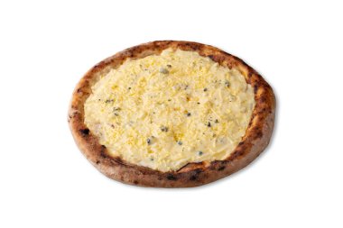 Dört peynirli pizza, domates, kekik ve beyaz arka planda izole edilmiş zeytin..