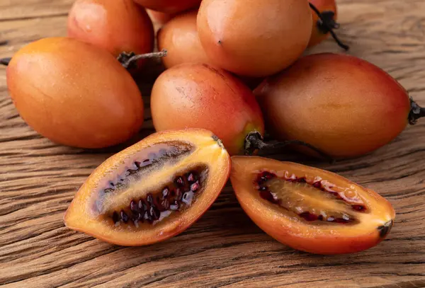 Tamarillos Tomates Árvore Uma Tigela Sobre Mesa Madeira — Fotografia de Stock