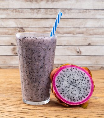 Beyaz pitaia ya da ahşap masadaki meyveli ejderha meyvesi suyu..