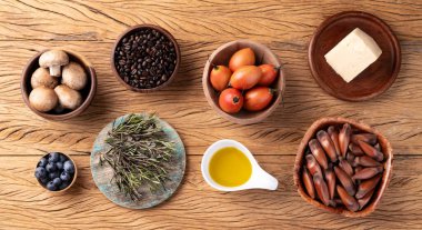 Brezilya Mantiqueira bölgesi tipik malzemeleri. Tamarillo, pinion, yabanmersini, mantar.