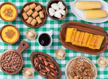 Ekose kumaştan yapılmış tipik Brezilya Haziran festivali yemekleri. Festa junina.