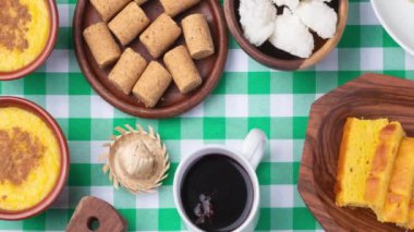 Ekose kumaştan yapılmış tipik Brezilya Haziran festivali yemekleri. Festa junina.