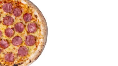 Calabrese sosis tarzı pizza, beyaz arkaplanda izole edilmiş, kopyalama alanı var..