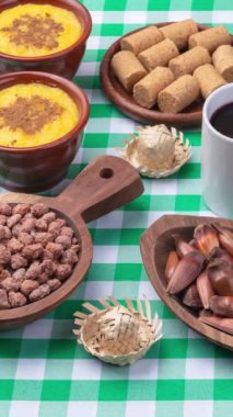 Ekose kumaştan yapılmış tipik Brezilya Haziran festivali yemekleri. Festa junina.