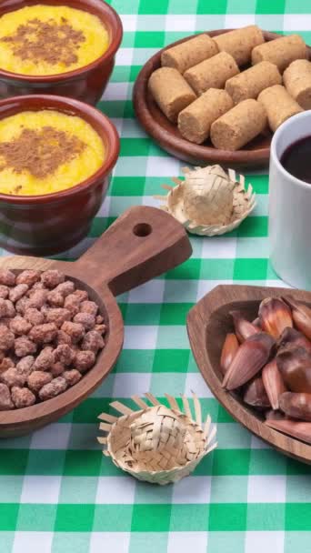 Τυπικό Βραζιλιάνικο Φαγητό Πάνω Από Καρό Ύφασμα Φέστα Τζουνίνα — Αρχείο Βίντεο