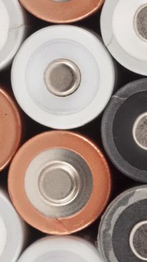 Eski beyaz, siyah ve altın batarya yığınları pozitif uçlu.